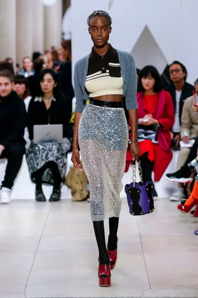 Look 16